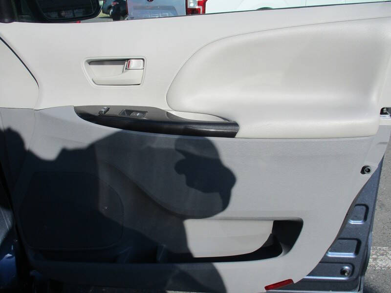 2014 Toyota Sienna LE 7-Passenger