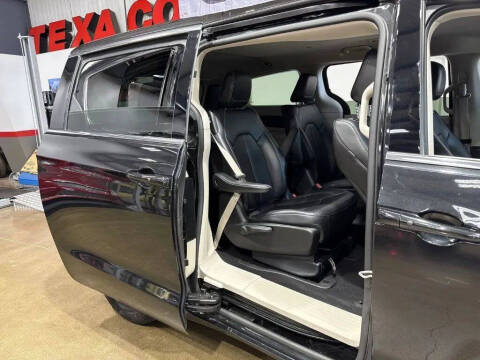 2024 Chrysler Pacifica Plug-In Hybrid Select