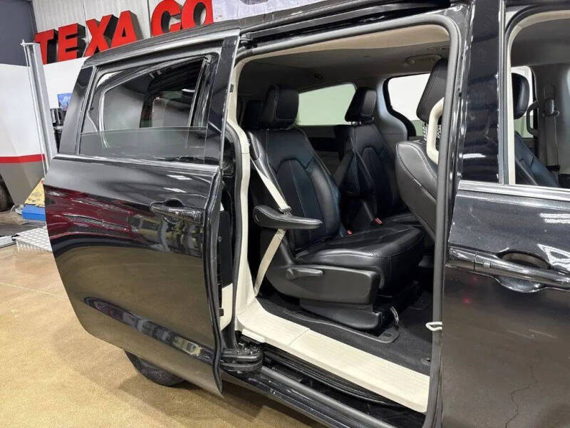 2024 Chrysler Pacifica Plug-In Hybrid Select