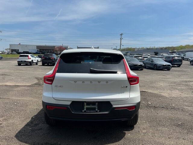 2025 Volvo XC40 B5 Ultra Dark Theme