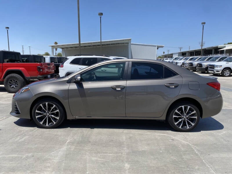 2017 Toyota Corolla SE photo 2