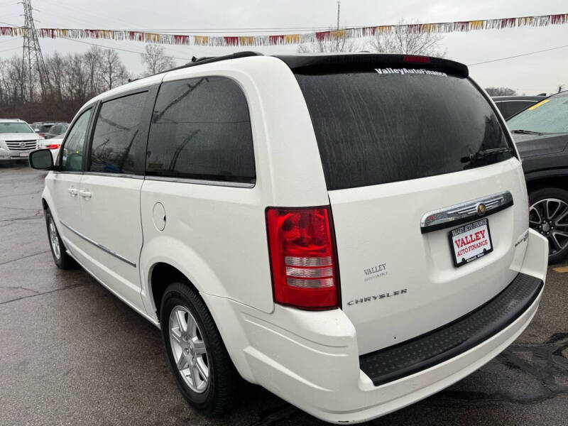 2010 Chrysler Town & Country Touring photo 3