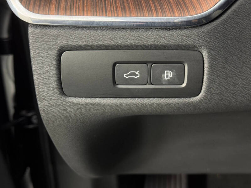 2024 Volvo XC60 Recharge T8 Ultimate Dark Theme