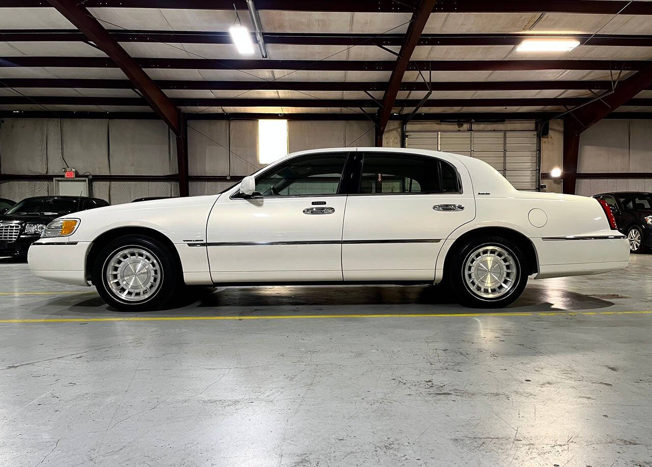 2002 Lincoln Town Car for sale at Carnival Car Company in Victoria, TX