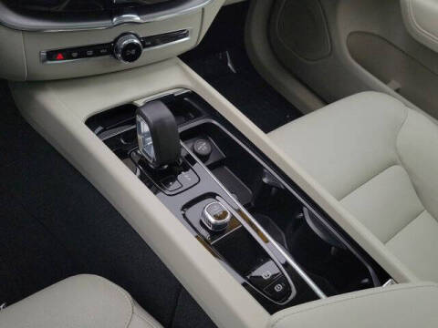 2024 Volvo XC60 B5 Core Dark Theme
