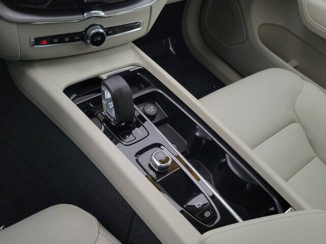 2024 Volvo XC60 B5 Core Dark Theme