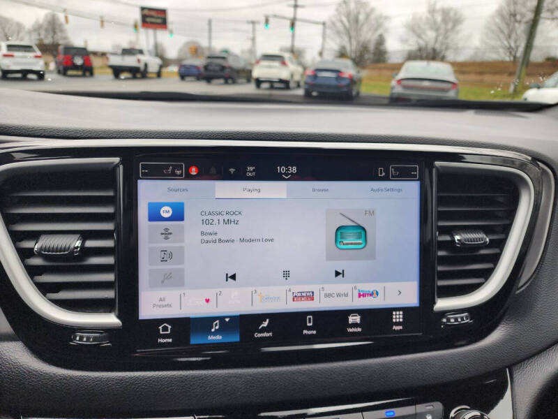 2025 Chrysler Pacifica Select