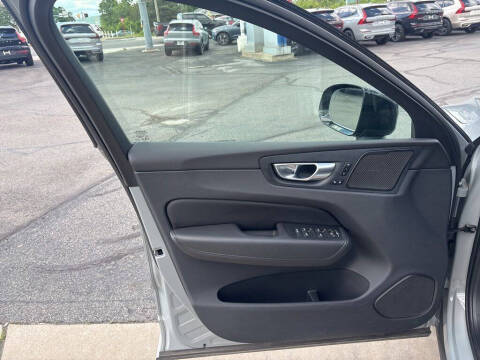 2024 Volvo XC60 B5 Plus Dark Theme