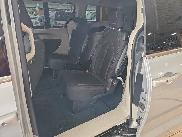 2022 Chrysler Voyager LX