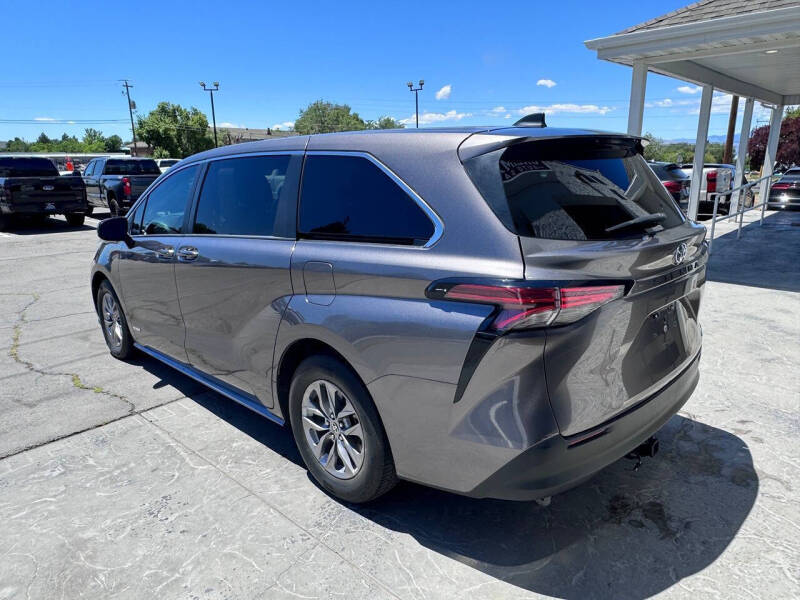 2021 Toyota Sienna LE 8-Passenger