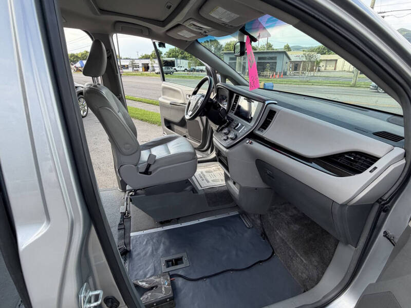 2017 Toyota Sienna XLE 7-Passenger Auto Access Seat