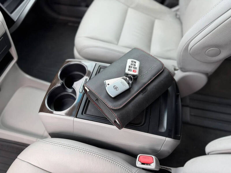 2017 Toyota Sienna XLE 8-Passenger