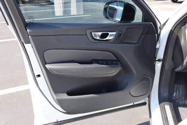 2024 Volvo XC60 Recharge T8 Ultimate Dark Theme