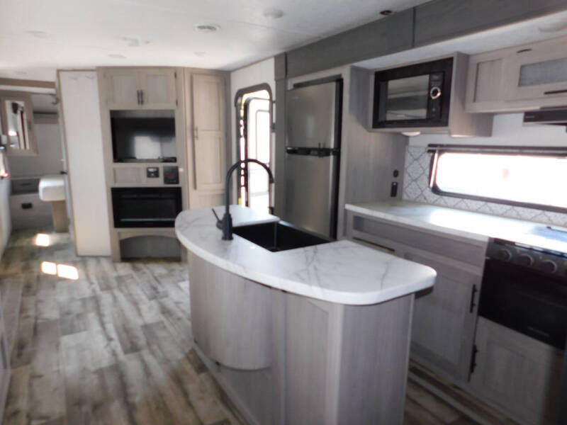 2023 Coleman Lantern 337 BH