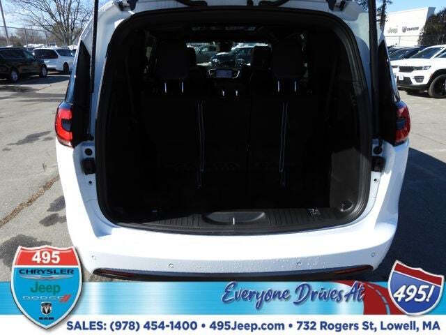 2026 Chrysler Pacifica Select