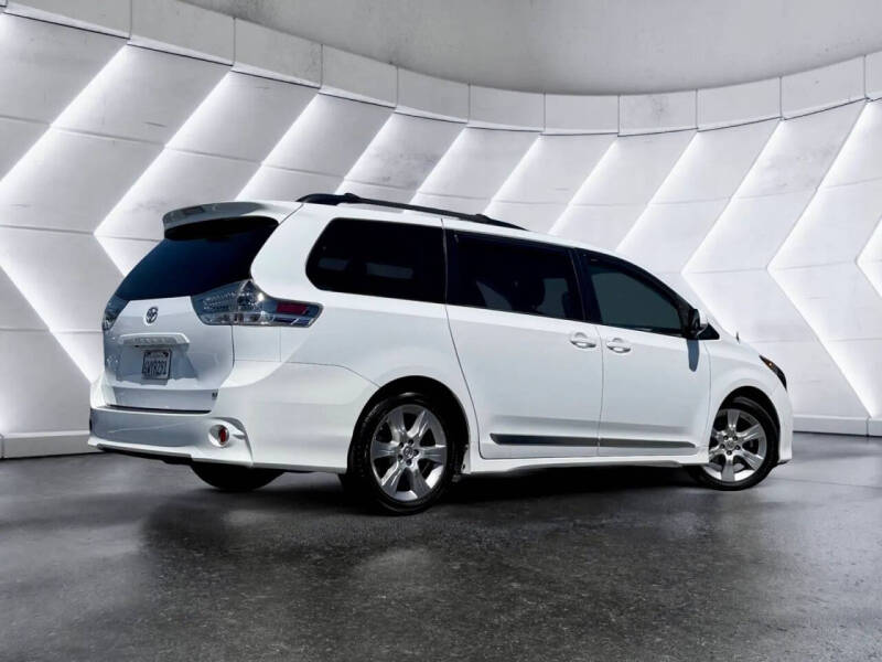 2012 Toyota Sienna SE 8-Passenger