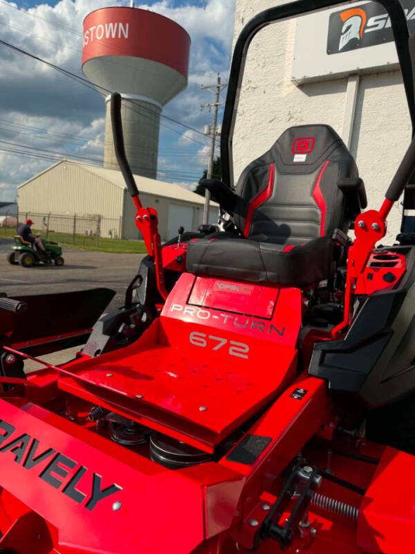 2025 Gravely PRO TURN 672 72"