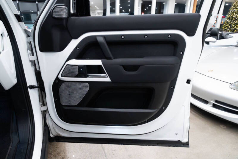 2023 Land Rover Defender 130 SE