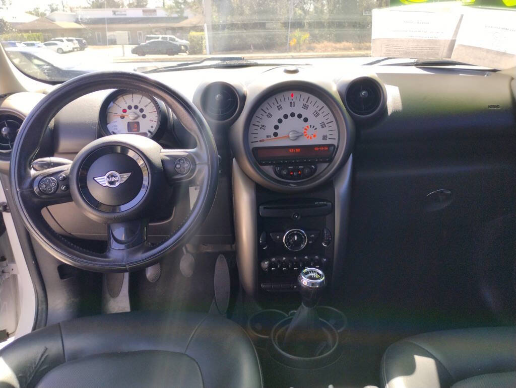 Off white 2012 MINI Cooper Countryman Base Base 4dr Crossover 10