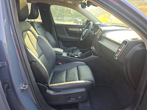2023 Volvo XC40 B4 Ultimate Dark Theme