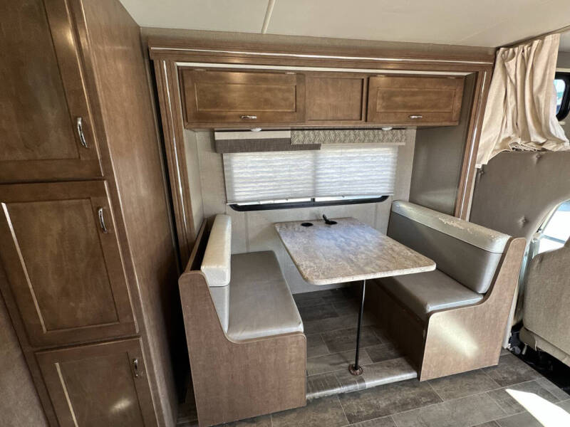 2019 Winnebago Outlook