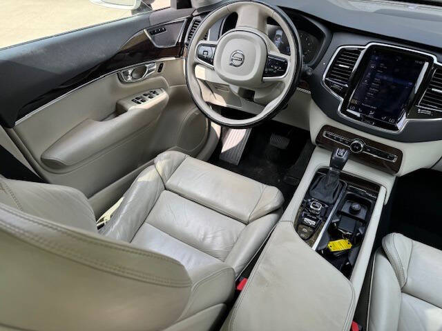 2016 Volvo XC90 T6 Momentum