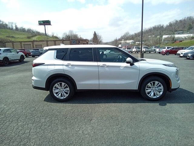 2026 Mitsubishi Outlander ES