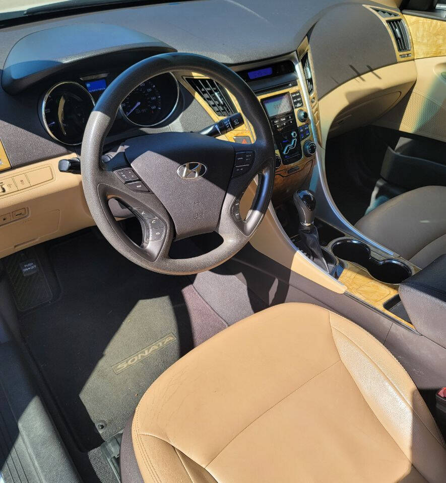 2011 HYUNDAI Sonata Sedan - $9,900