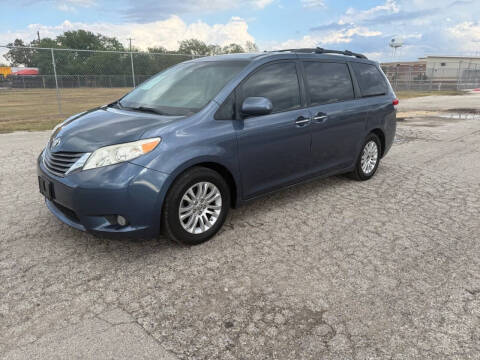 2014 Toyota Sienna XLE 7-Passenger Auto Access Seat