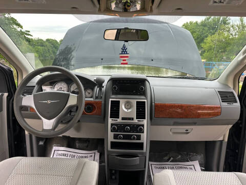 2009 Chrysler Town and Country LX