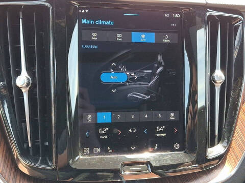 2023 Volvo XC60 B5 Plus Dark Theme