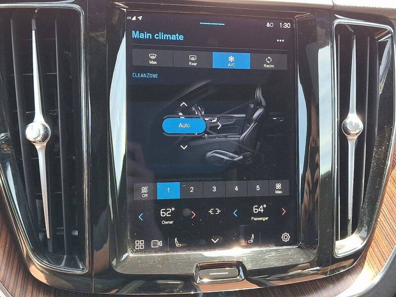 2023 Volvo XC60 B5 Plus Dark Theme