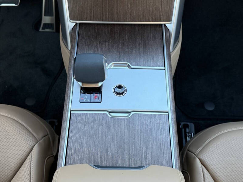 2025 Land Rover Range Rover P400 SE LWB