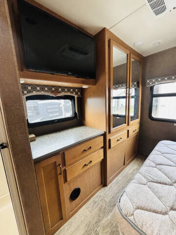 2017 Thor Motor Coach Hurricane 31S