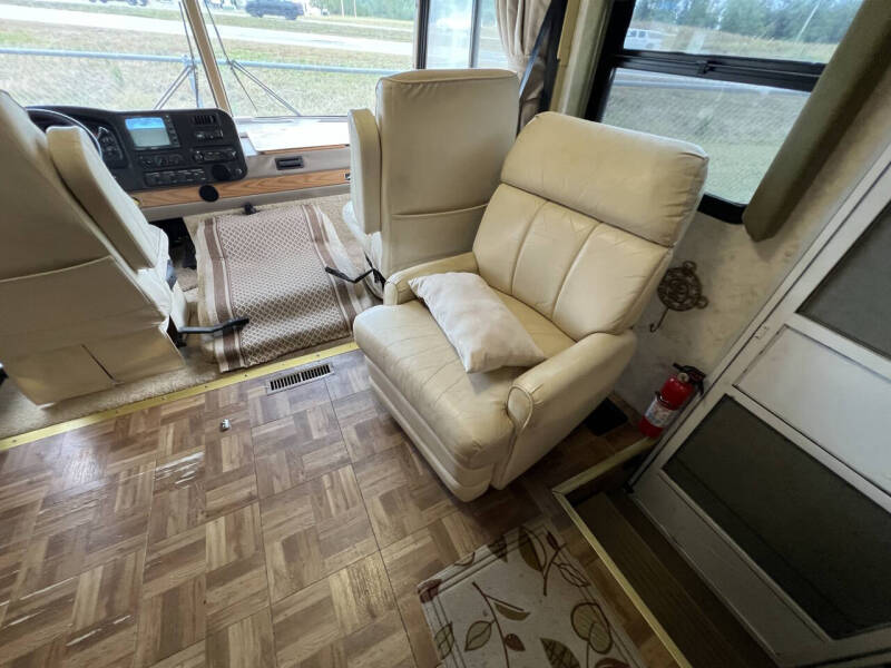 2000 Winnebago Adventurer