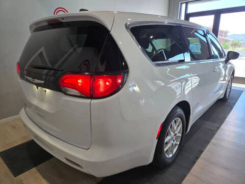 2023 Chrysler Voyager LX