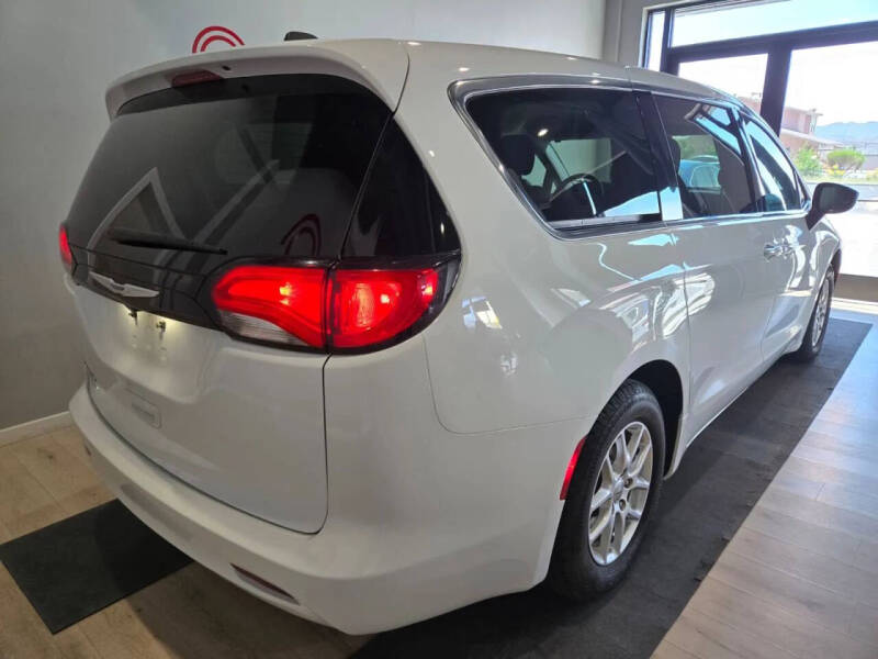 2023 Chrysler Voyager LX