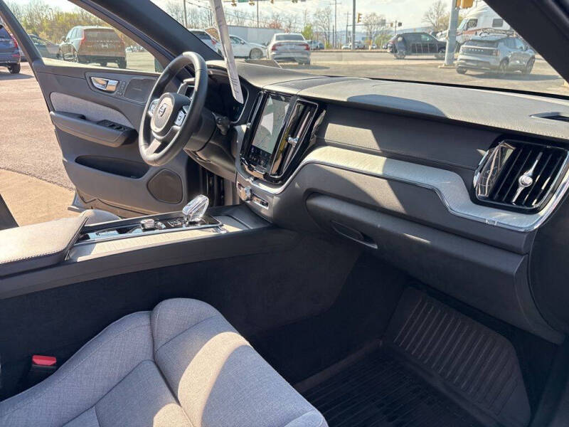 2024 Volvo XC60 Recharge T8 Ultimate Dark Theme