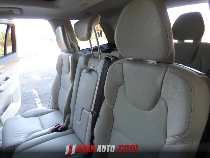 2016 Volvo XC90 T6 Momentum