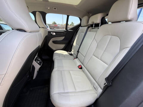 2023 Volvo XC40 B5 Plus Dark Theme