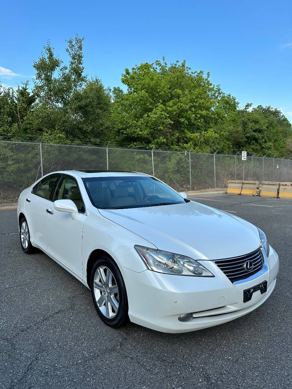 White 2009 Lexus ES 350 Base 4dr Sedan 1