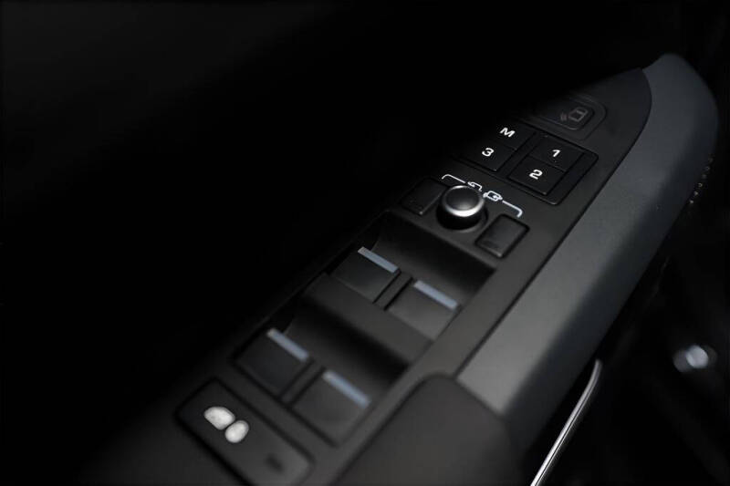 2023 Land Rover Defender 110 X-Dynamic SE