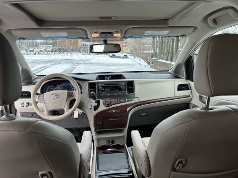 2014 Toyota Sienna XLE 8-Passenger