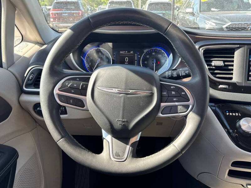 2022 Chrysler Voyager LX