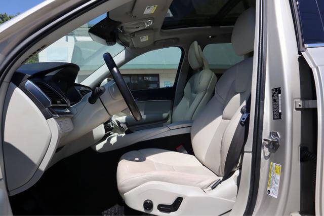 2016 Volvo XC90 T6 Momentum