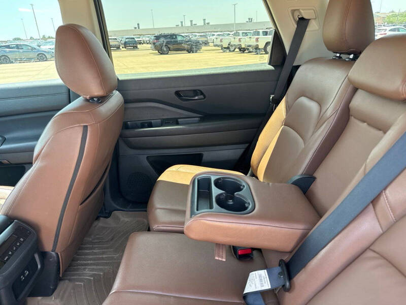 2024 Nissan Pathfinder SV