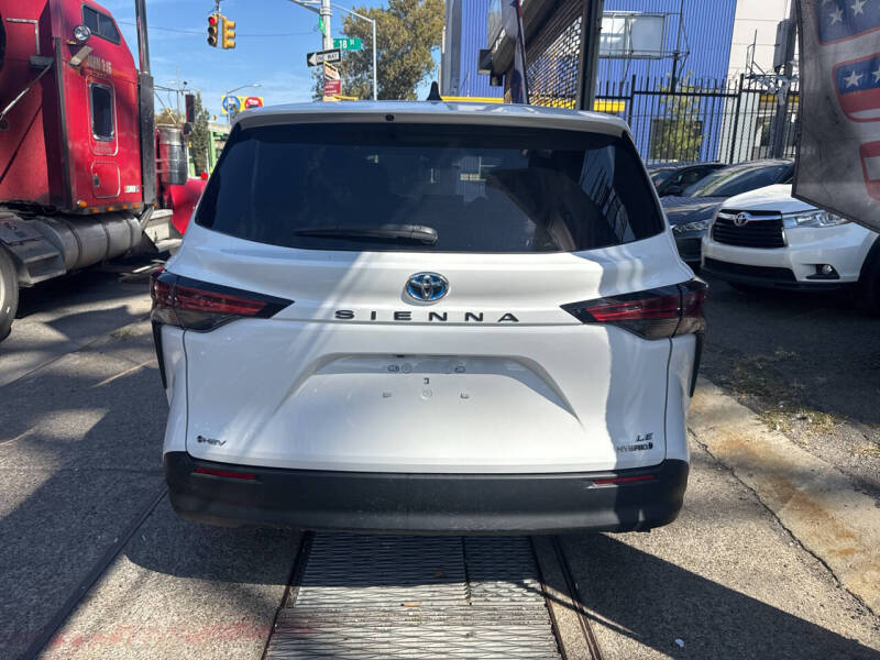 2025 Toyota Sienna LE 8-Passenger