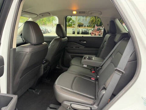 2025 Nissan Pathfinder SL