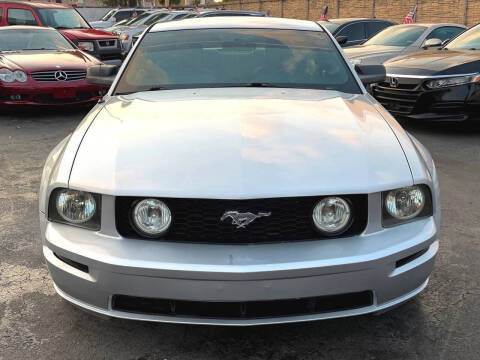 2005 Ford Mustang GT Deluxe