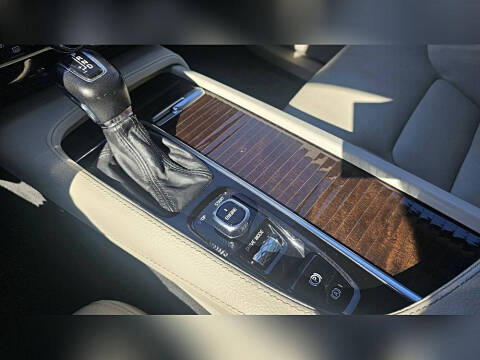 2017 Volvo XC90 T6 Momentum